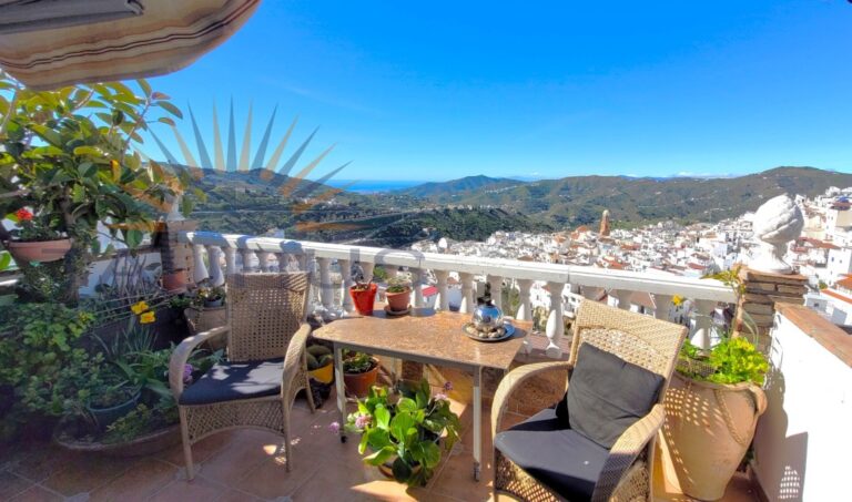 piso con terraza o vista de pueblo de la Axarquía