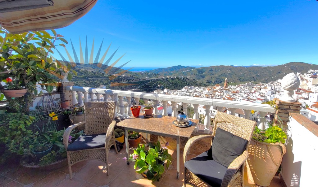 piso con terraza o vista de pueblo de la Axarquía